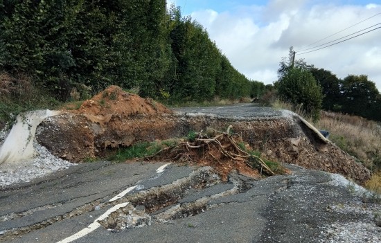 La départementale 136 effondrée à Ceton, dans l'Orne. - CD61