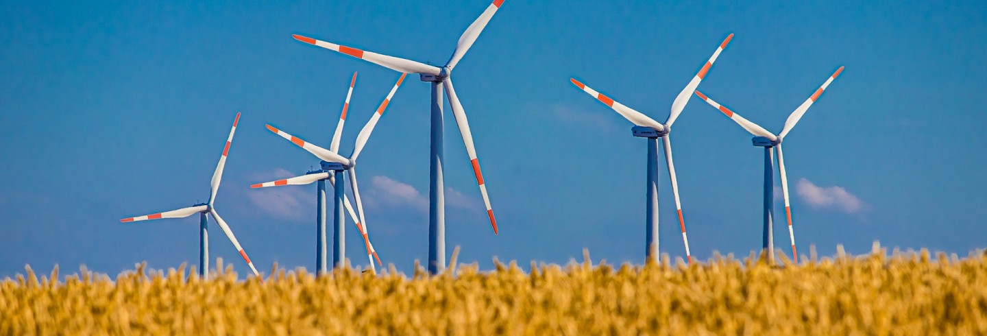Eoliennes dans un champ ©Alexander Droeger de Pixabay