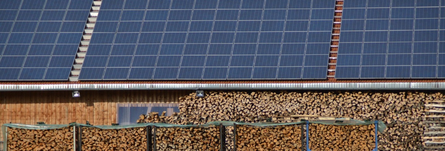 Plan climat panneaux solaires et réserve de bois ©Alois Wohlfahrt de Pixabay