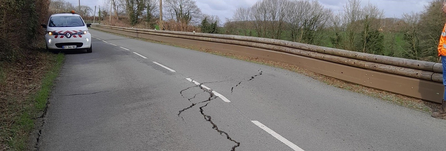Chaussée fissurée sur la route de Nogent-le-Rotrou vers Ceton ©CD61
