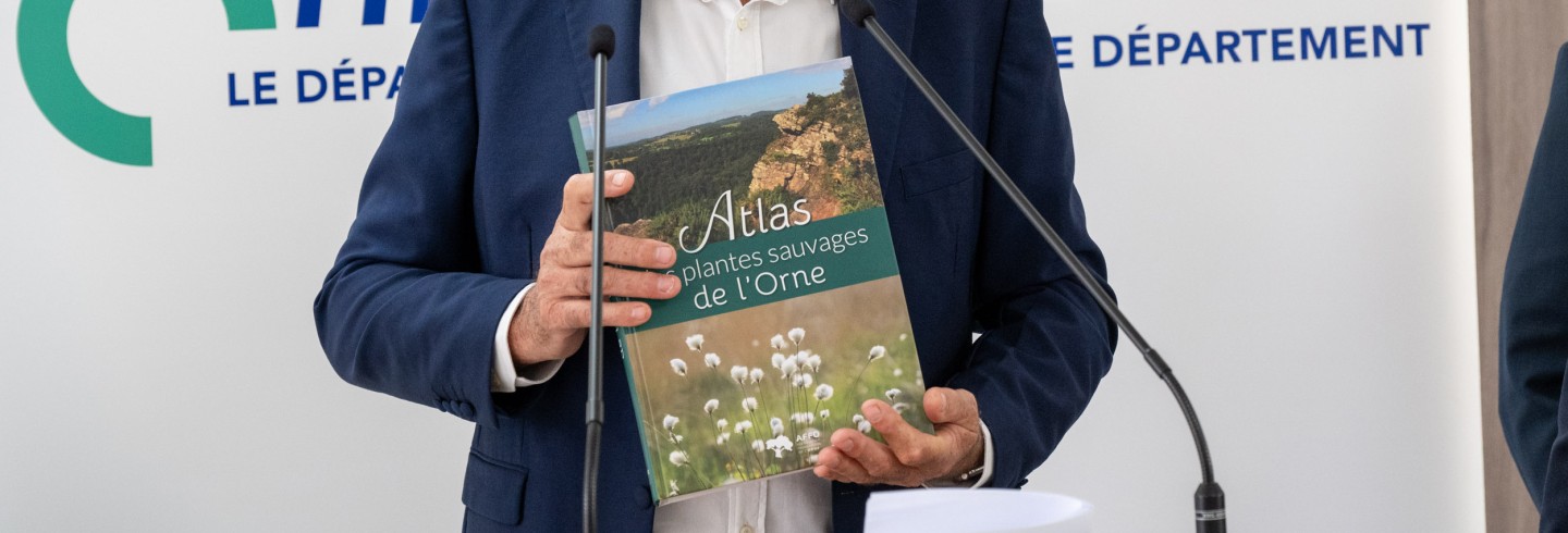 Le Président du Département offre l’Atlas des plantes sauvages à chaque collège