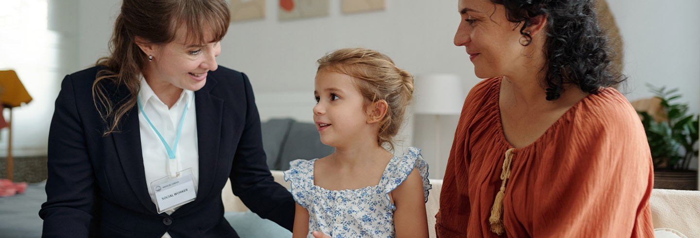 Assistants familiaux ©DragonImages-adobestock_1037295298 Assistants familiaux ©DragonImages-adobestock_1037295298