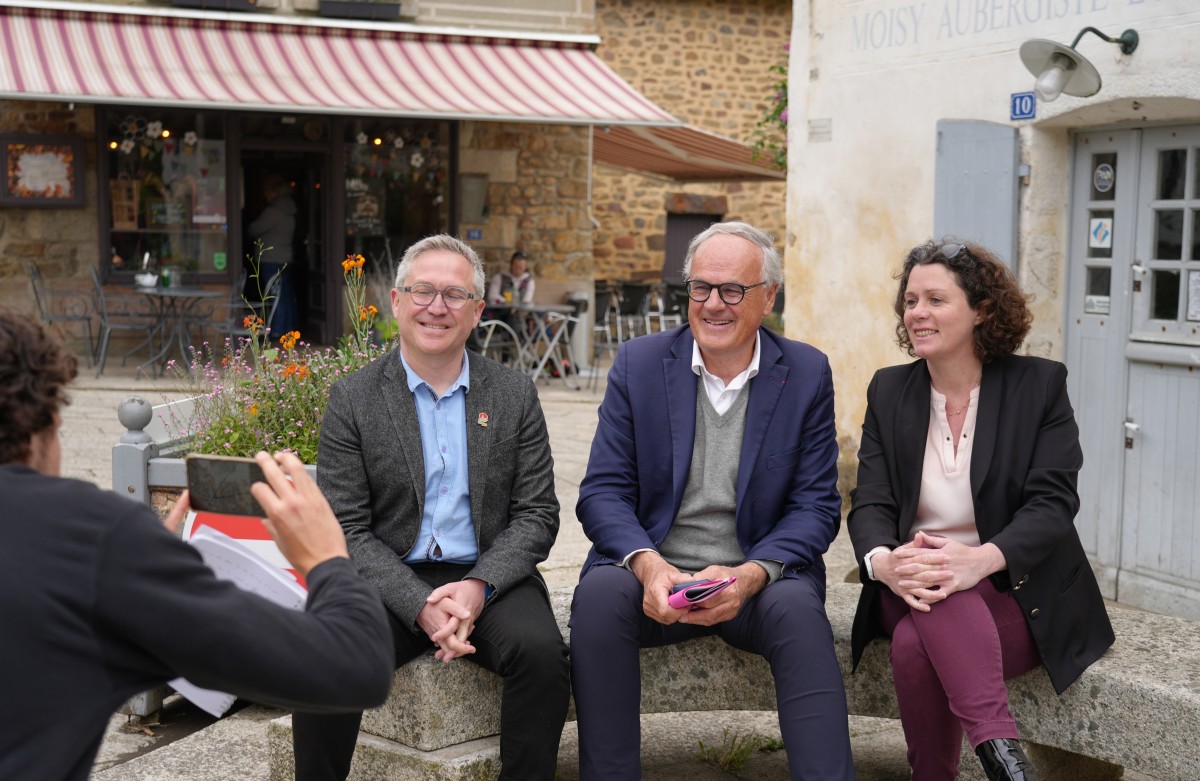 À Saint-Céneri-le-Gérei, Christophe de Balorre  avec Richard Marquet, maire, et Sophie Douvry