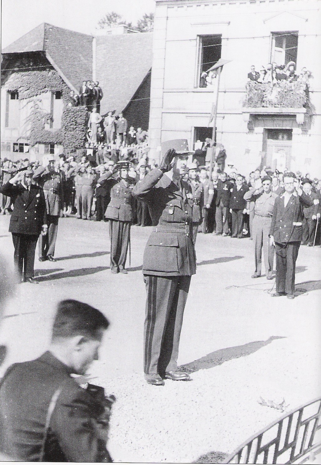 Le général Leclerc, place de la Pyramide le 12 août 1945 Alençon ©Archives départemental de l'Orne