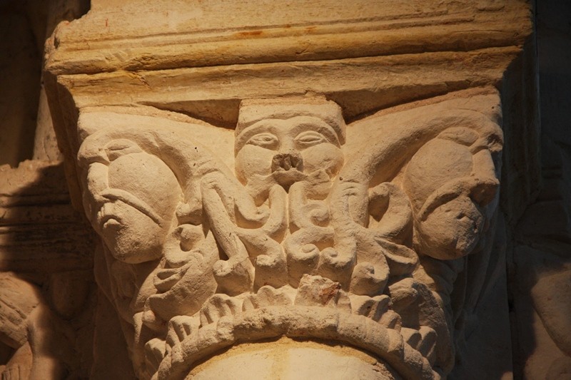Détail d'un chapiteau d'un pilier du choeur du transept | AUTHEUIL PATRIMOINE ET CULTURE