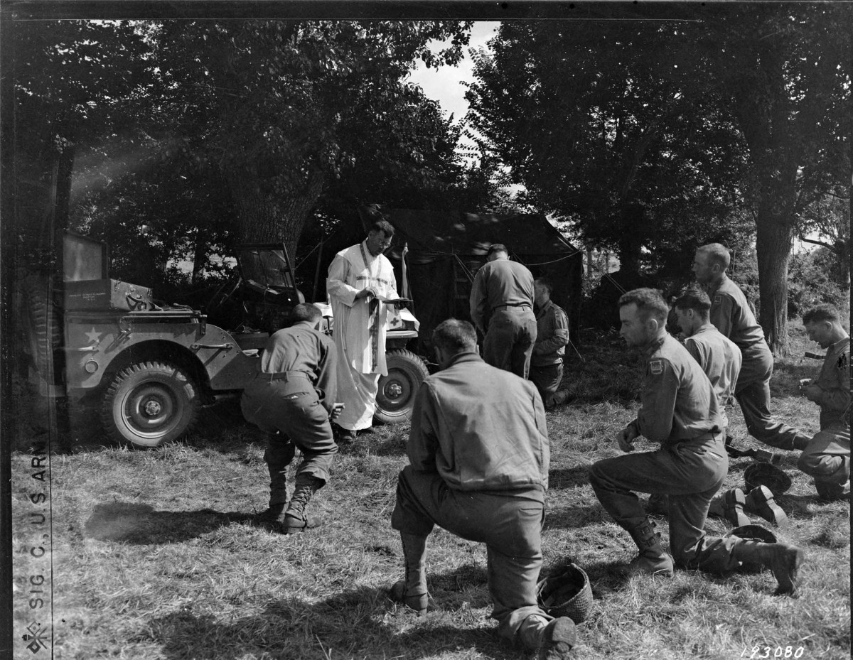 Argentan, soldats américains pendant une cérémonie religieuse en plein air | Arch. dép. Orne, 39 Fi 19 Argentan, soldats américains pendant une cérémonie religieuse en plein air | Arch. dép. Orne, 39 Fi 19