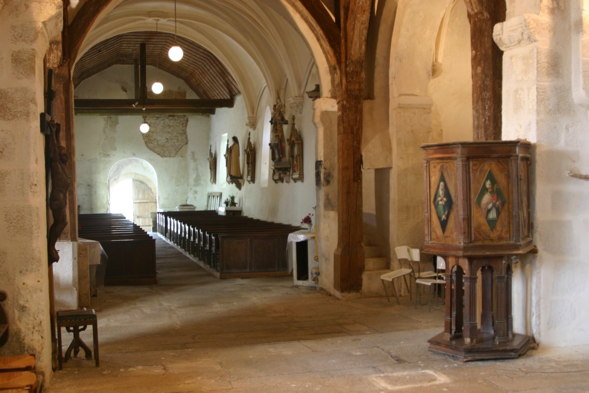 Eglise (vue intérieure) et la chaire classée | MC Mantel Eglise (vue intérieure) et la chaire classée | MC Mantel