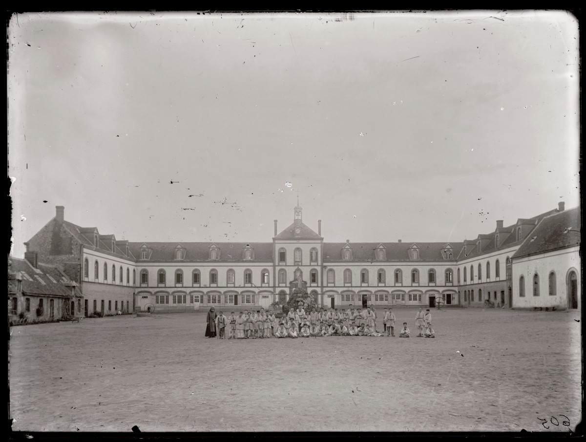 La colonie pénitentiaire de la Trappe, 1895, cliché Eugène Pasquis | Arch. dép. Orne. 1 NUM 90/5/57 La colonie pénitentiaire de la Trappe, 1895, cliché Eugène Pasquis | Arch. dép. Orne. 1 NUM 90/5/57