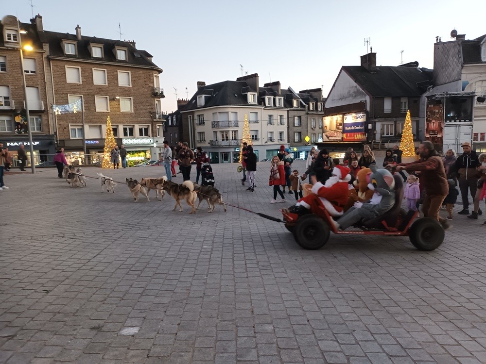 Arrivée du Père Noël sur son traineau | UCIA Vitrines de Flers