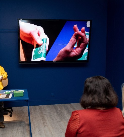 démonstration dentellière | Musée des beaux arts et de la dentelle 