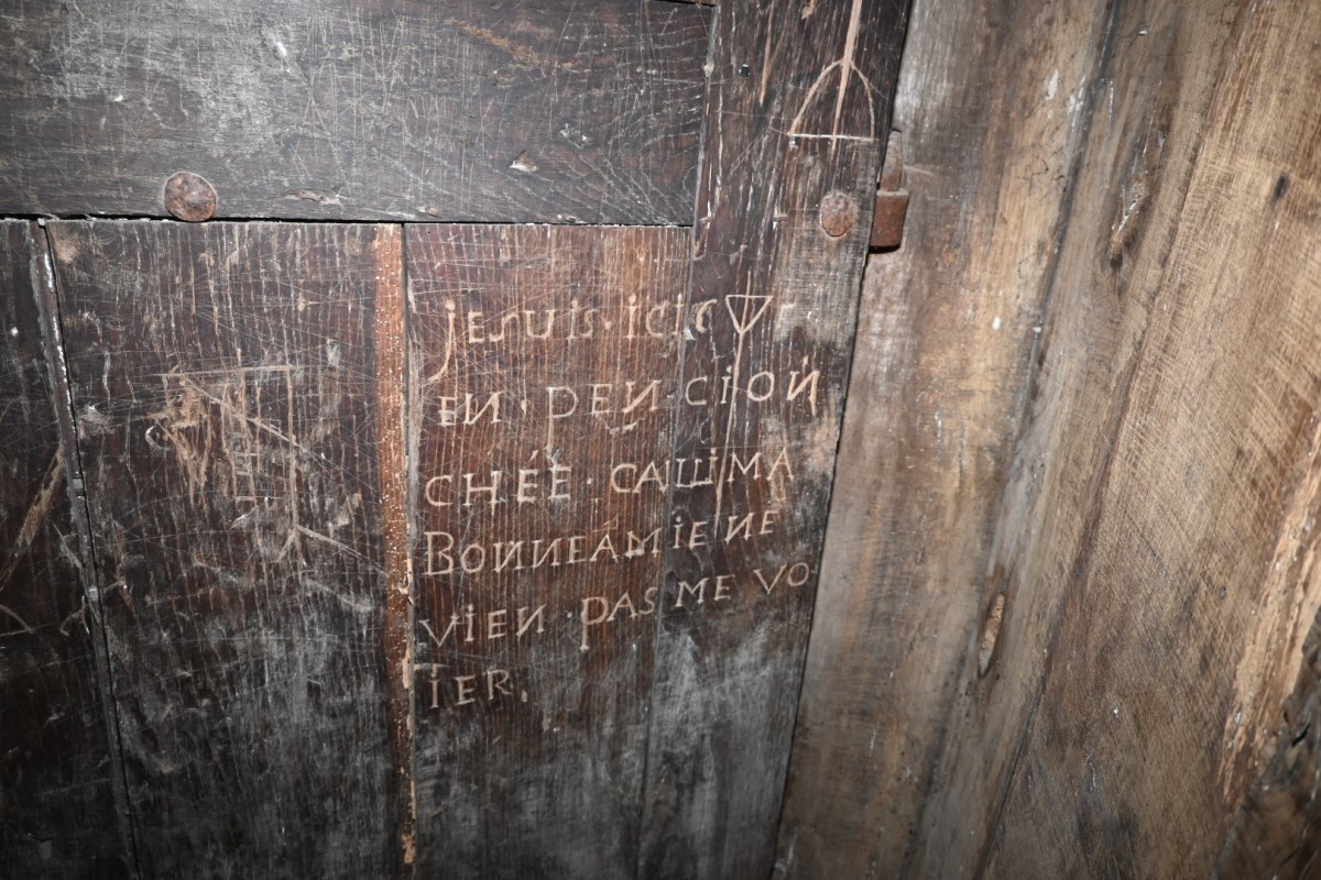 Prison_royale_cellule_etage_inscriptions_porte | ©SPL_Destination_Domfront_Bagnoles