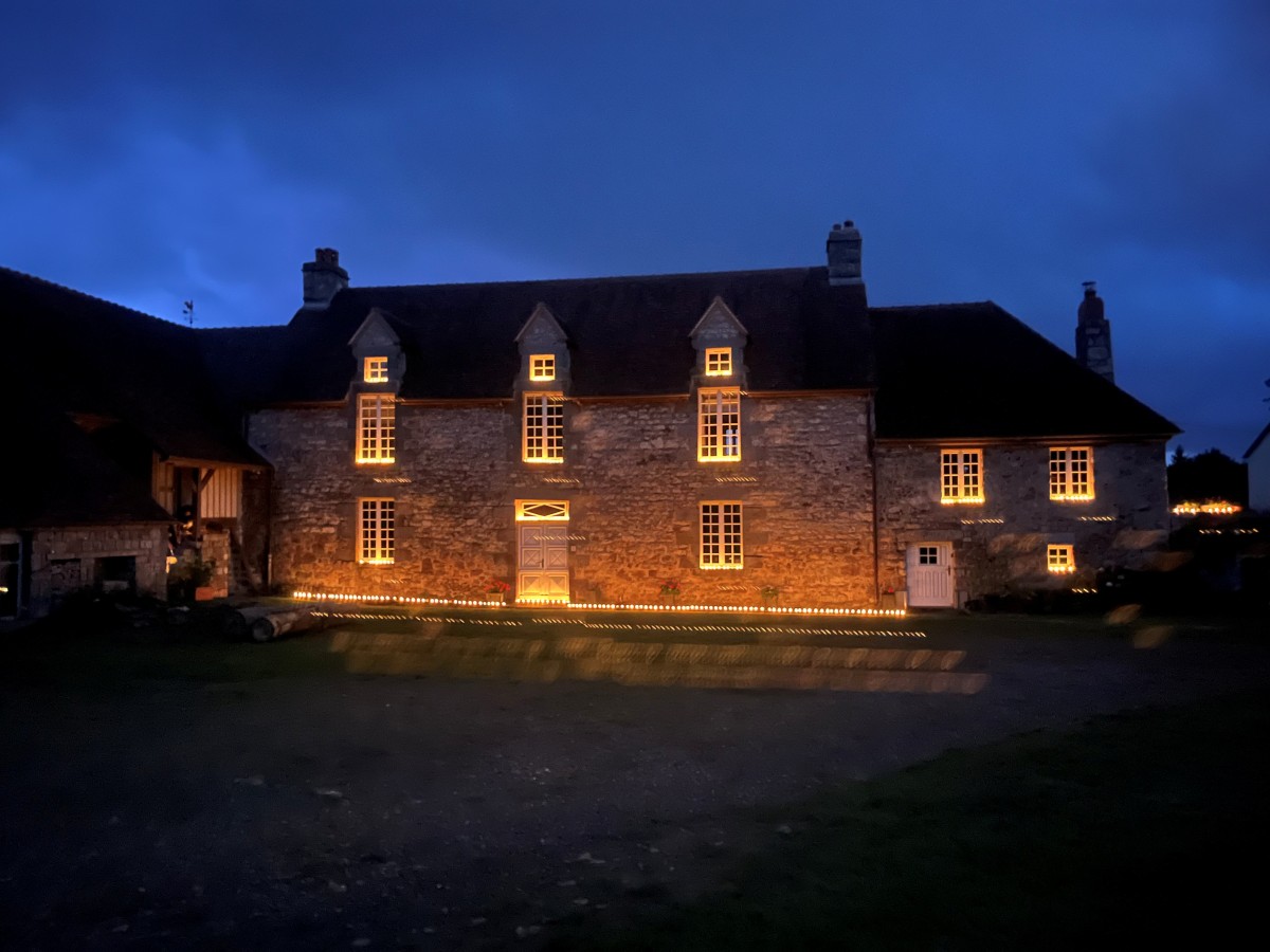 Façade du manoir de la Rimbert illuminée à la Bougie | Franck Mustière
