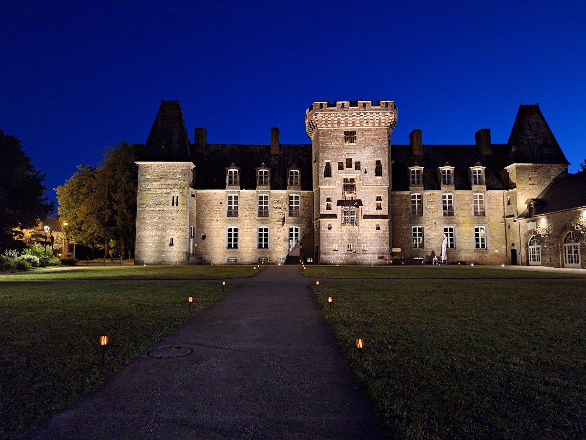 Château à la tombée de la nuit | Amis de la préhistoire de l'Orne