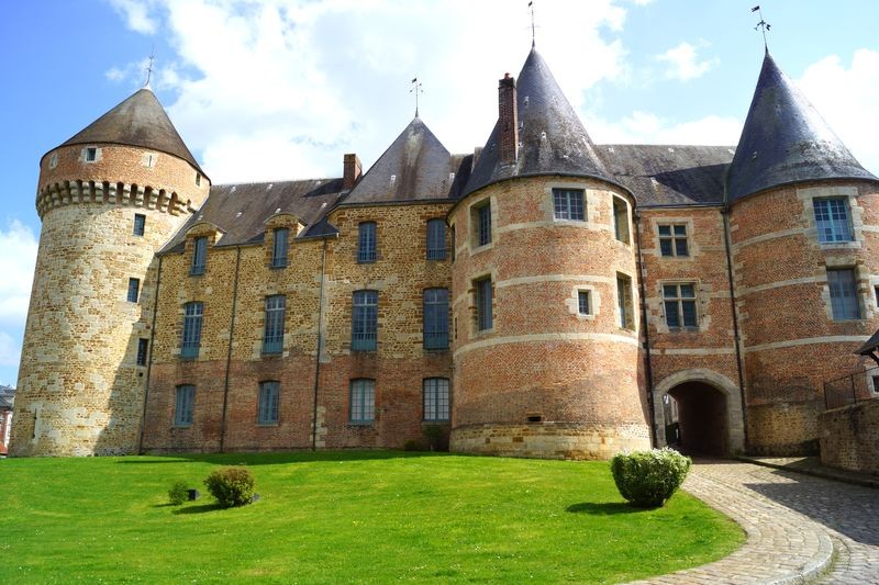 Véhicules anciens au Château de Gacé | Karin BADDELY