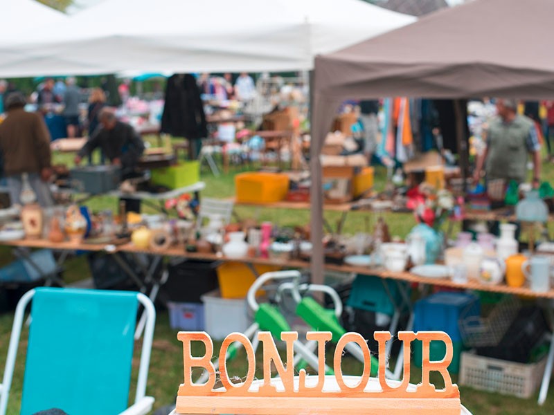 vide-grenier accueillant | adobestock