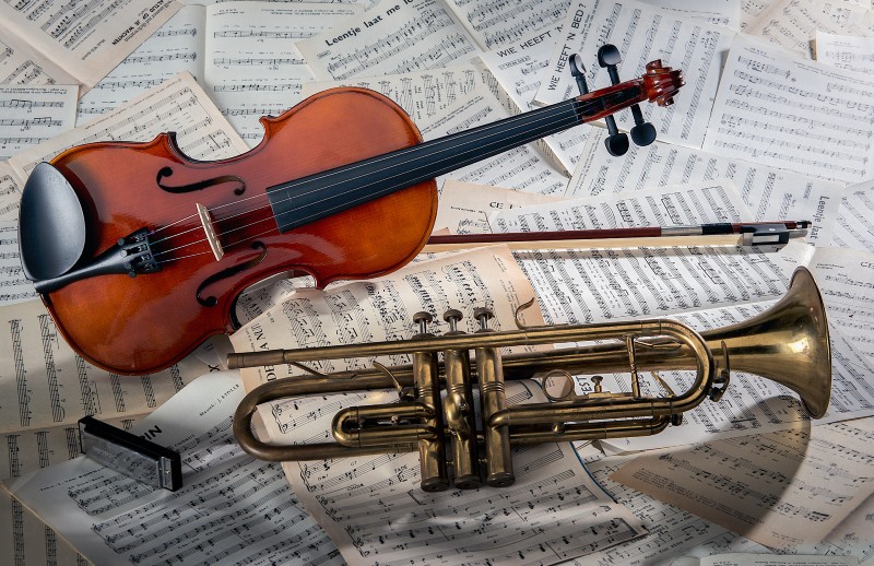 gros-plan-violon-trompette-feuilles-notes-sous-lumieres(1) | freepik