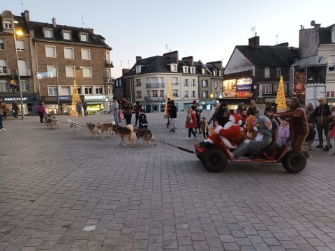 Arrivée du Père Noël sur son traineau | UCIA Vitrines de Flers