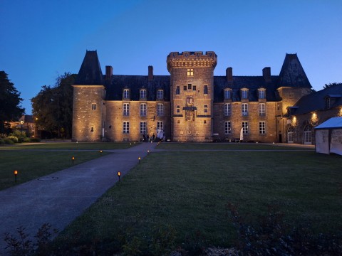 Château en début de soirée | Amis de la préhistoire de l'Orne