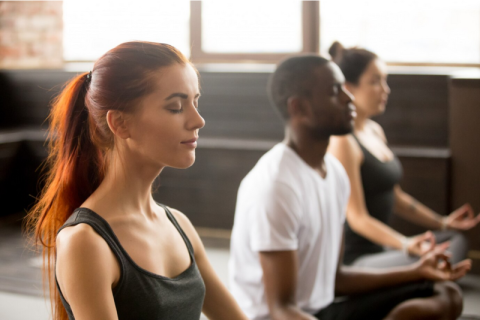 Groupe de jeunes sportifs à Sukhasana gros plan Photo Gratuite(1) | freepik